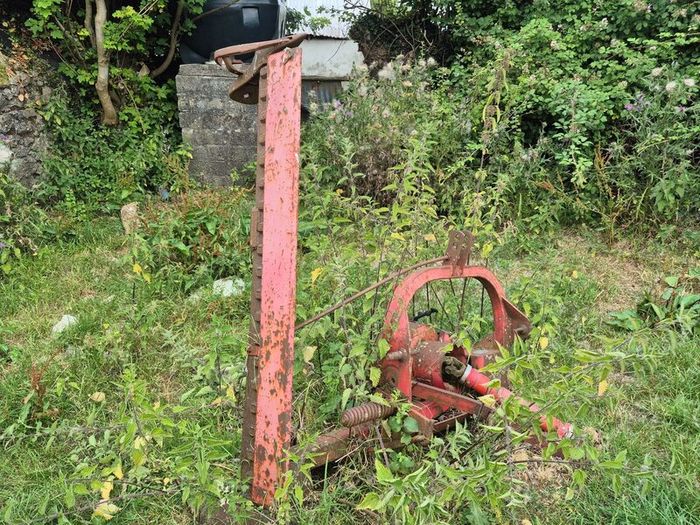 Machinery CLEAR OUT mower, fert spreaders, ploug