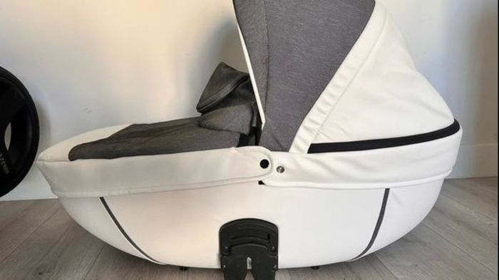 Verdi baby carseat, carrycot and versatile pushchair seat