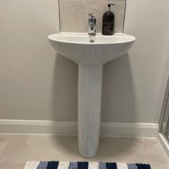 2 Wash basins with pedestals