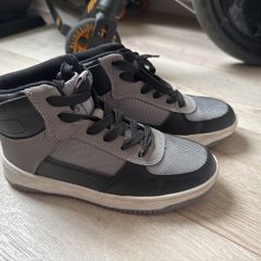 Boys high-tops size UK 2