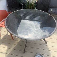 outdoor round table