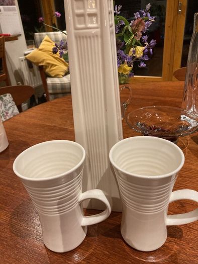 Belleek Living - 3 Pieces - 33 cm high vase and 2 Mugs ( as new )