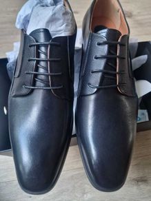Pair of Men's Leather Shoes - Size 10 (Black)