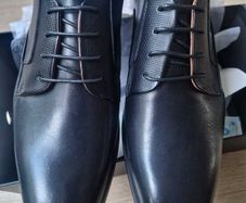 Pair of Men's Leather Shoes - Size 10 (Black)