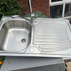 Stainless steel kitchen sink with drainer + mixer tap
