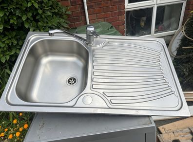Stainless steel kitchen sink with drainer + mixer tap