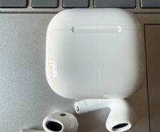 Apple AirPods 4 with Active Noise Cancellation (ANC)