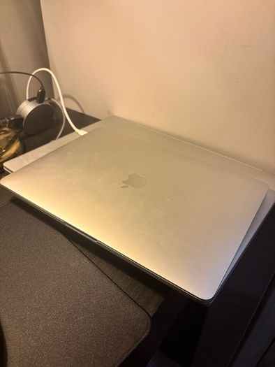 MacBook Pro 13" 2020 Intel i5 8GB RAM Touch Bar - Perfect Condition