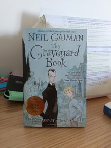 Neil Gaiman: the graveyard book