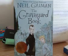 Neil Gaiman: the graveyard book