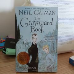 Neil Gaiman: the graveyard book