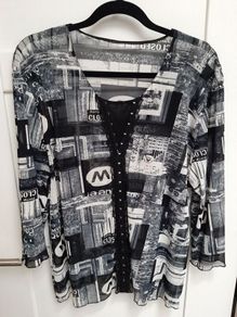 Black & white graphic top size L