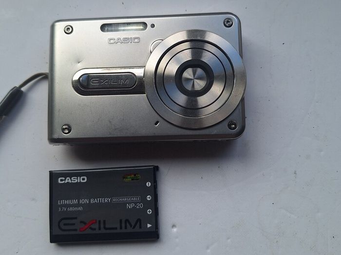 Casio Exilim EX-S100 Digital Camera