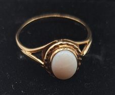 9ct  opal yellow gold ring size M