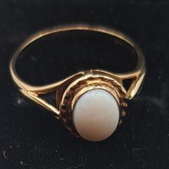 9ct  opal yellow gold ring size M
