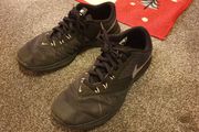 nike black runners shoes