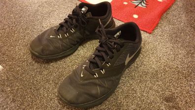 nike black runners shoes