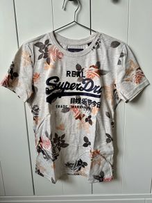 Superdry t-shirt, top for women, ladies in mint condition.  Size: S, UK 10