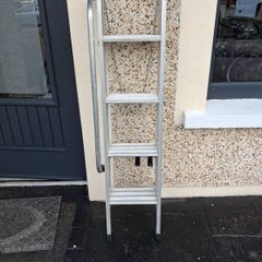 Three piece extendable ladder