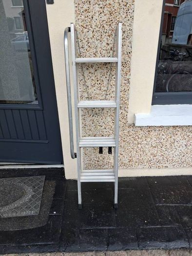 Three piece extendable ladder