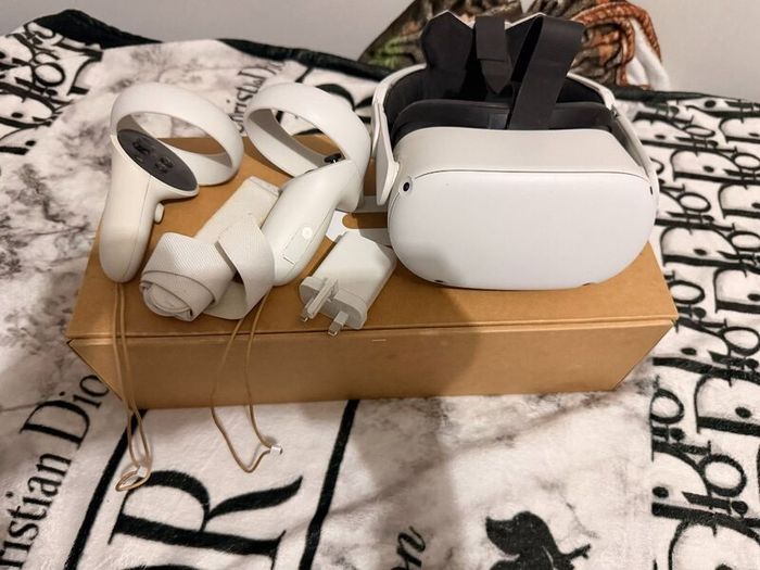 Meta Quest 2 128GB VR  Barely Used + Twist Strap