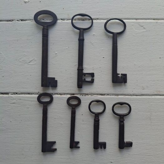 7 Antique Skeleton Keys
