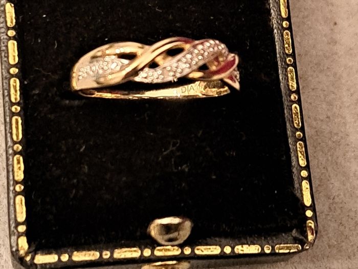 9ct diamond gold ring size O