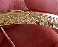 9ct  gold bangle