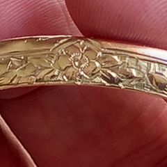 9ct  gold bangle