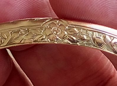 9ct  gold bangle