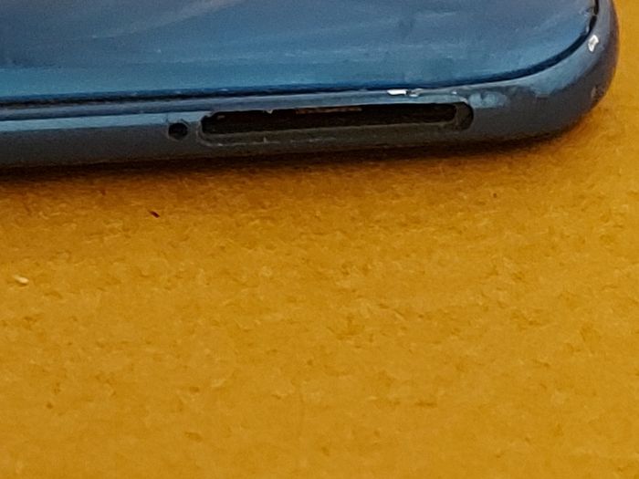 Samsung Mobile Phone, Unknown Model, Not Powering on, Battery seems swollen, for parts or repair, excellent cosmetic condition
