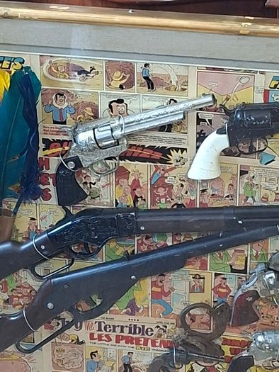 Very Large Old Collectors Toy Gun Display, this has to be Collected as is very big and has glass front.,