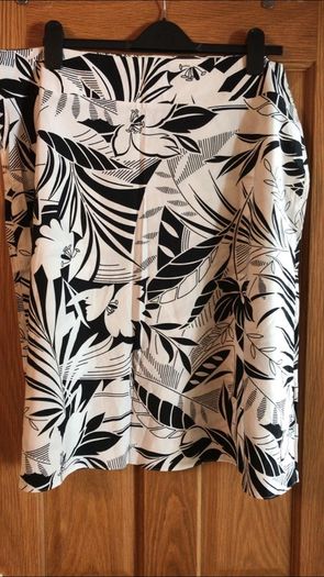 M&S Monochrome Skirt size 18
