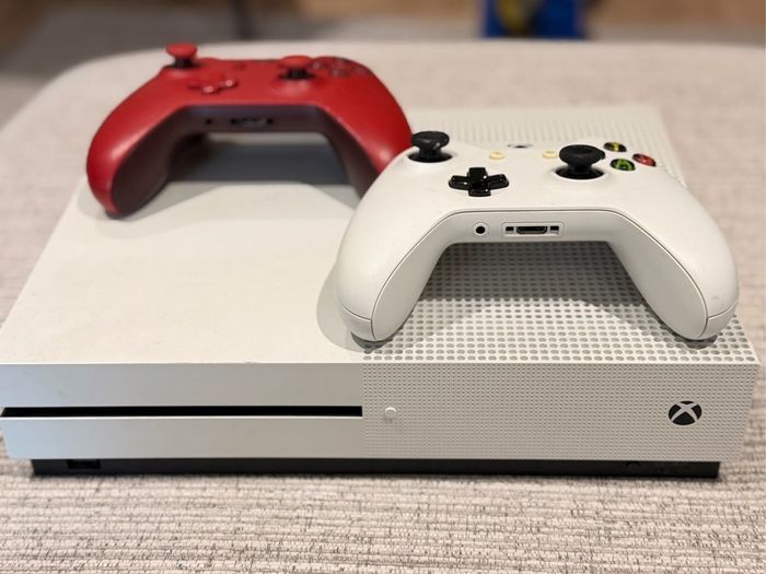 Xbox One S (White) + 2 Controllers