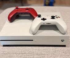 Xbox One S (White) + 2 Controllers