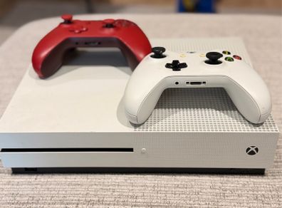 Xbox One S (White) + 2 Controllers