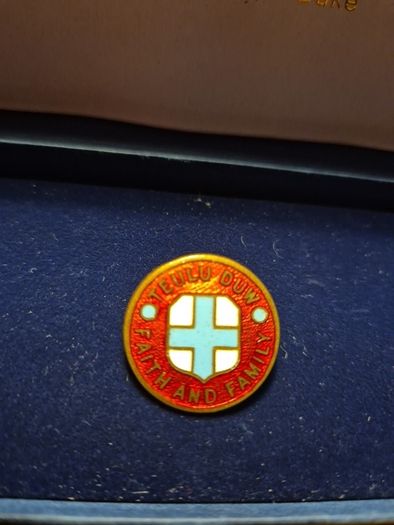 Antique Edwardian Welsh "Teulu Duw Faith & Family" blue cross enamel badge.