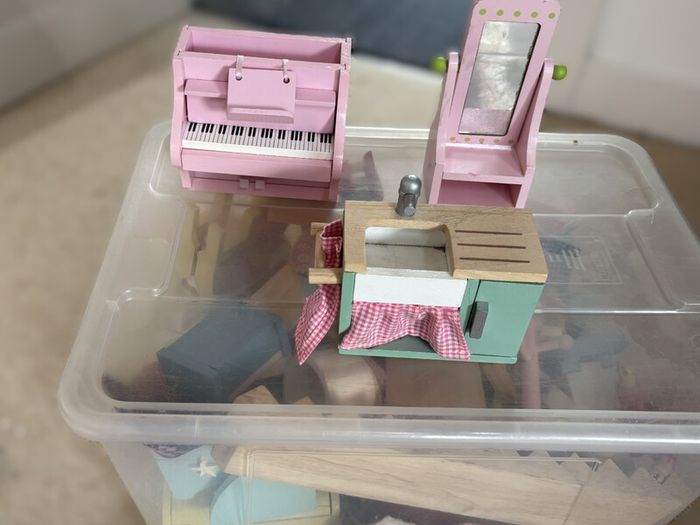 Le Toy Van Bay Tree Dolls House with furniture