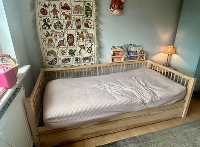 Child's bed with drawer (including drawer mattress)