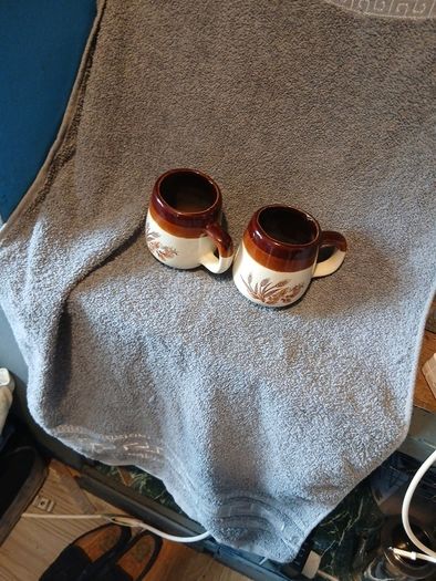 2 cermic vintage mugs