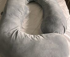 LIKE NEW Pregnancy Pillow - MomCozy