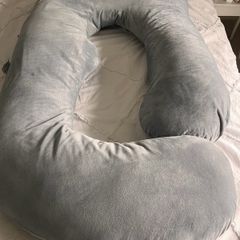 LIKE NEW Pregnancy Pillow - MomCozy