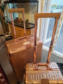Rose gold aluminium-frame hard-shell suitcases (Rimowa style)