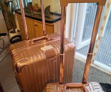 Rose gold aluminium-frame hard-shell suitcases (Rimowa style)