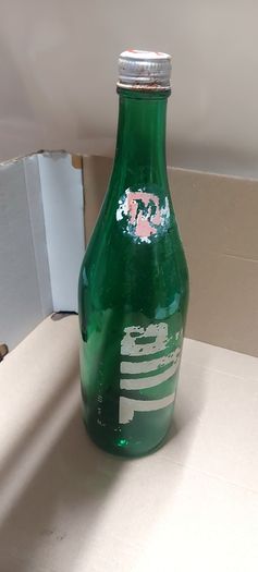 7up bottle with cap,used condition,nice advertising, price includes post to anywhere in Ireland thank you,see pictures,