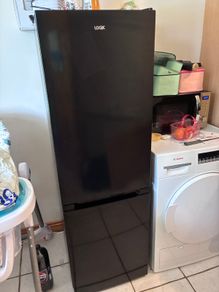 Free standing fridge freezer