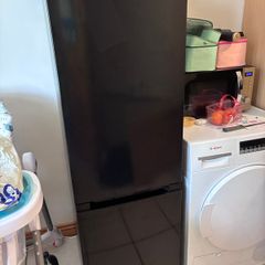 Free standing fridge freezer