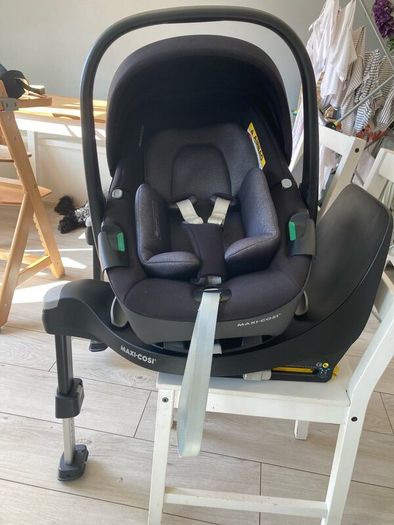 New born Maxi Cosi car seat + two isofix 360 bases