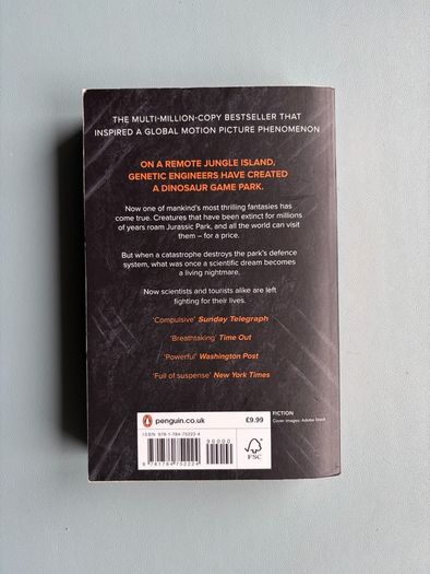Jurassic Park by Michael Crichton - Paperback Science Fiction Book