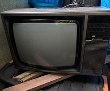 Vintage Mitsubishi 13 inch colour Tv  1980's